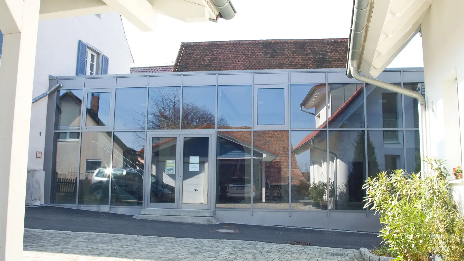 Glasfassade des Kaeppele Schallstadt Familienzentrum