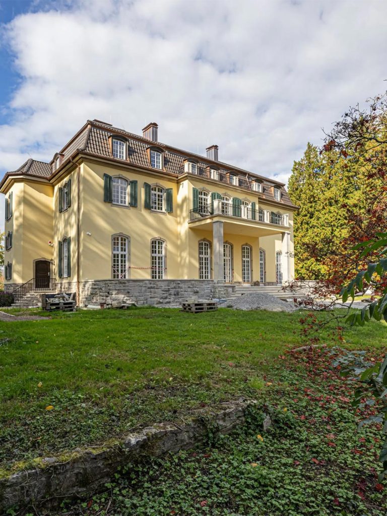 Im-Rahmen-der-Sanierung-eines-denkmalgeschützten-Landhauses,-ist-Wohnraum-in-gehobenem-Segment,-