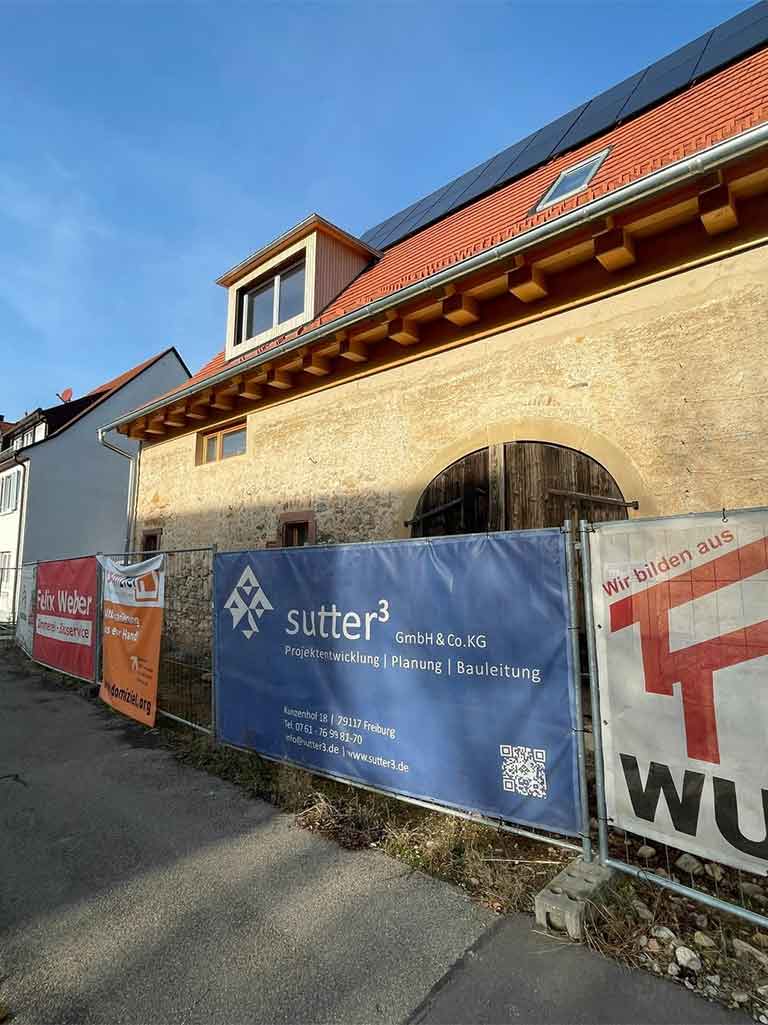 Ein-weiterer-Meilenstein-wurde-erreicht--Das-Gerüst-an-der-Scheune-in-Freiburg-St.-Georgen-wurde