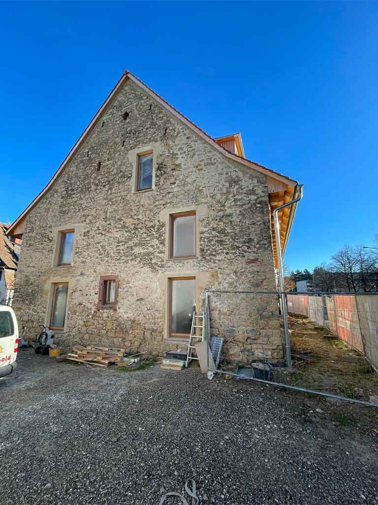 Ein-weiterer-Meilenstein-wurde-erreicht--Das-Gerüst-an-der-Scheune-in-Freiburg-St.-Georgen-wurde2