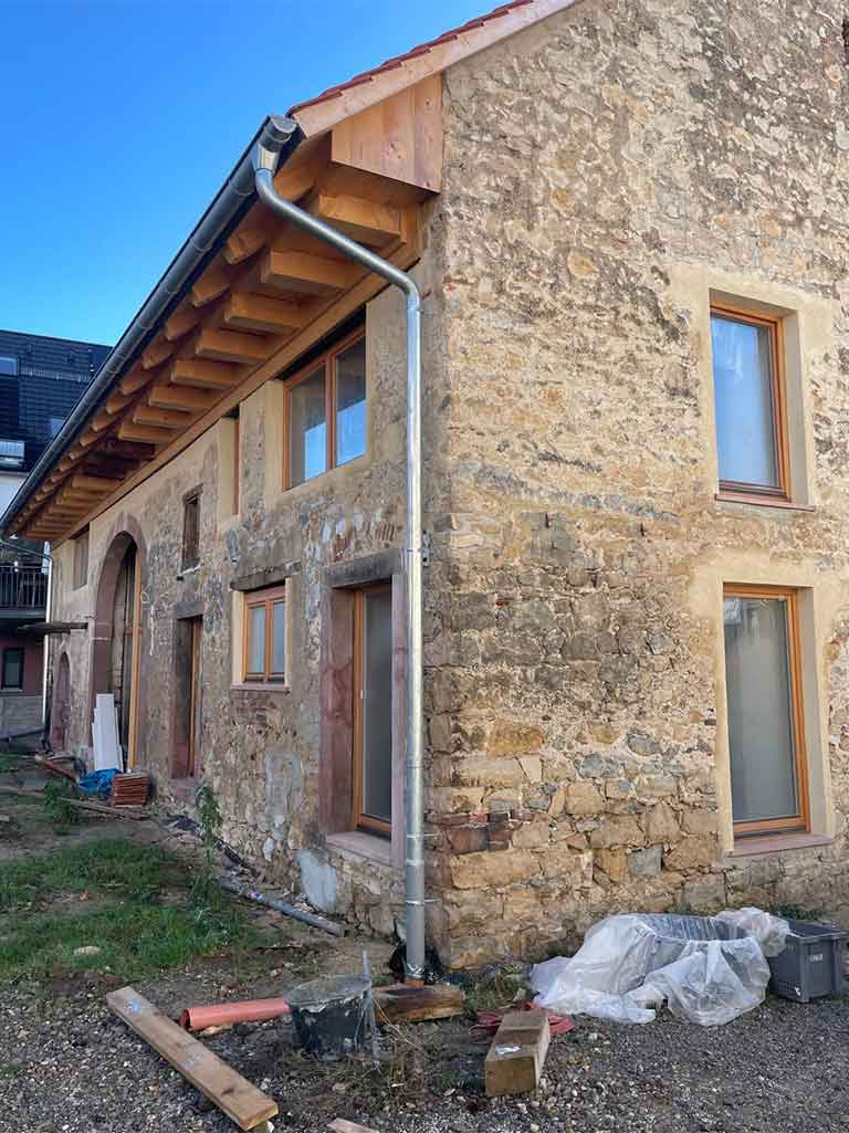 Ein-weiterer-Meilenstein-wurde-erreicht--Das-Gerüst-an-der-Scheune-in-Freiburg-St.-Georgen-wurde4