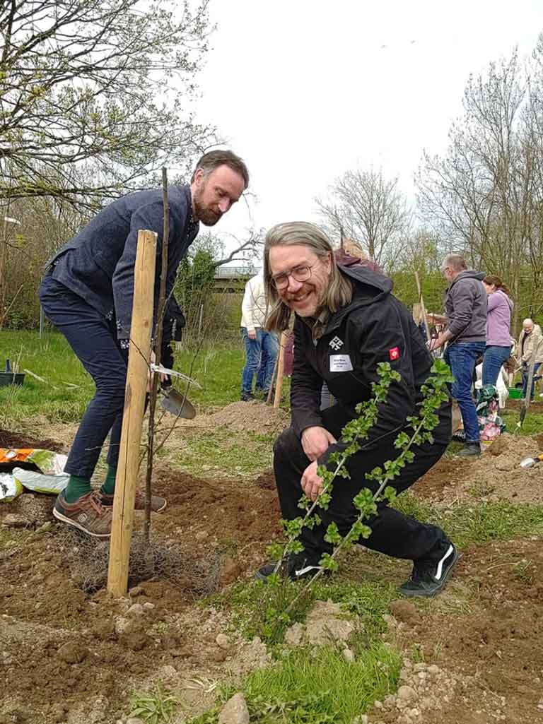 Das Sutter-Team beim Pflanzen von Bäumen.